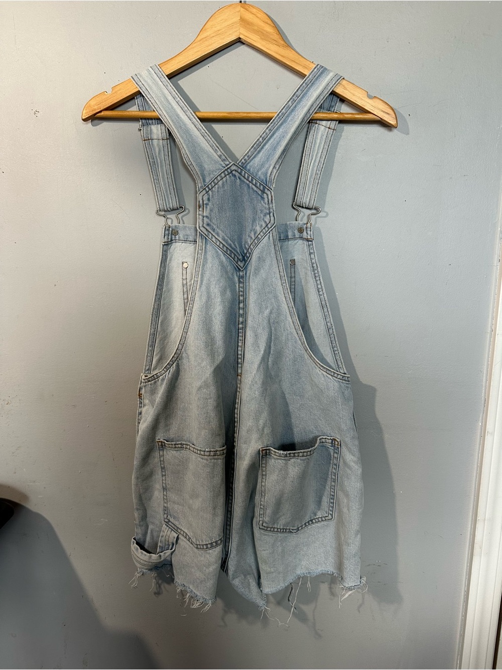 DENIM FORUM The '90s Silvie Baggy Shortall in Distressed Bleach Bleu - Picture 9 of 11